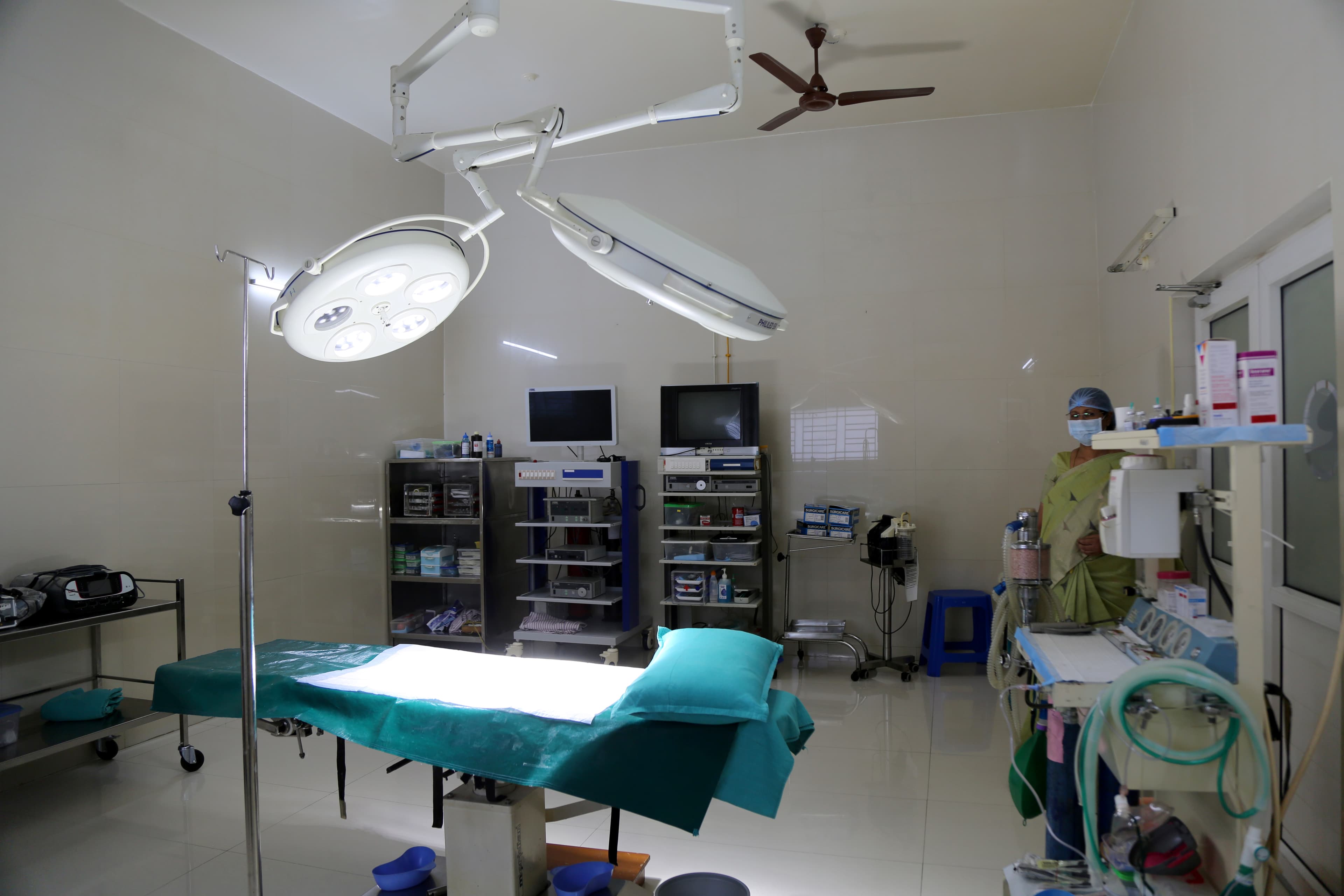 Advanced Operation Theatre at Crescent Clinic Cumbum - Shadowless surgical lights, anesthesia workstation, and modern surgical suite